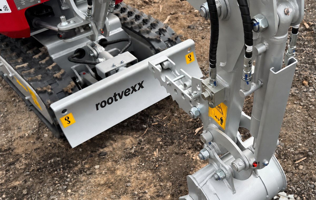 CREX6-M mini excavator, front dozer blade and the digging bucket with bolt-on teeth