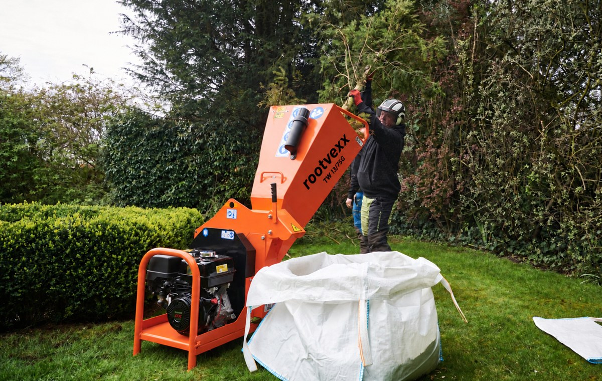 TW 13/75G petrol wood chipper, discharge aimed into a collection bag